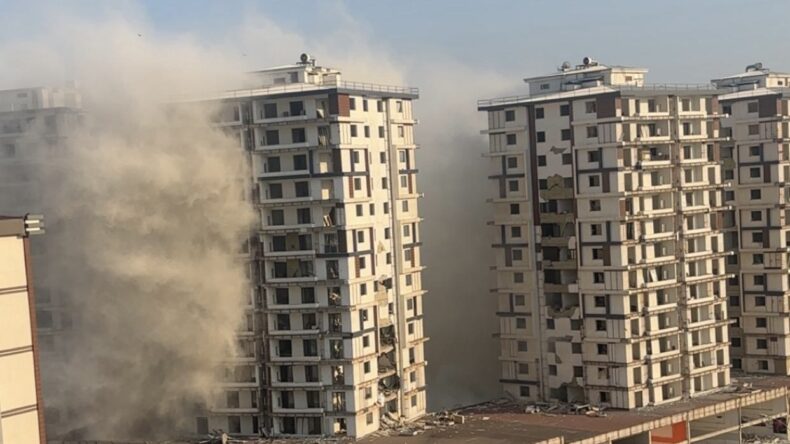 Tıp Fakültesi Yakınında Kontrollü Yıkım: Her Yer Toz Duman Oldu