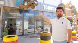 Depremde yarısı enkazda kalan otomobilin geriye kalan kısmını dükkanına astı