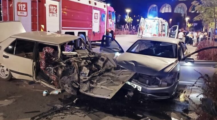 İki Otomobil Çarpıştı, 3 Kişi Yaralandı