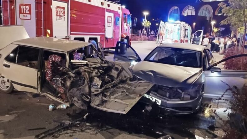 İki Otomobil Çarpıştı, 3 Kişi Yaralandı