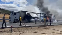 Kahramanmaraş’ta Seyir Halindeki Tır Alev Aldı, Dorsesi Kullanılamaz Hale Geldi