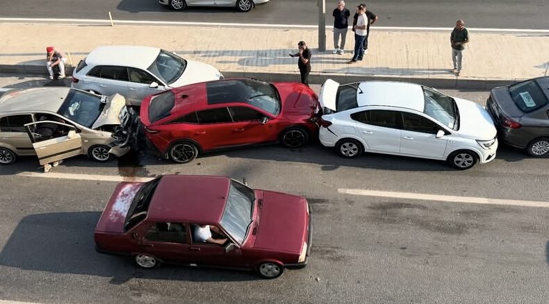 Arsan Center Kavşağında Zincirleme Kaza: 7 Araç Birbirine Girdi