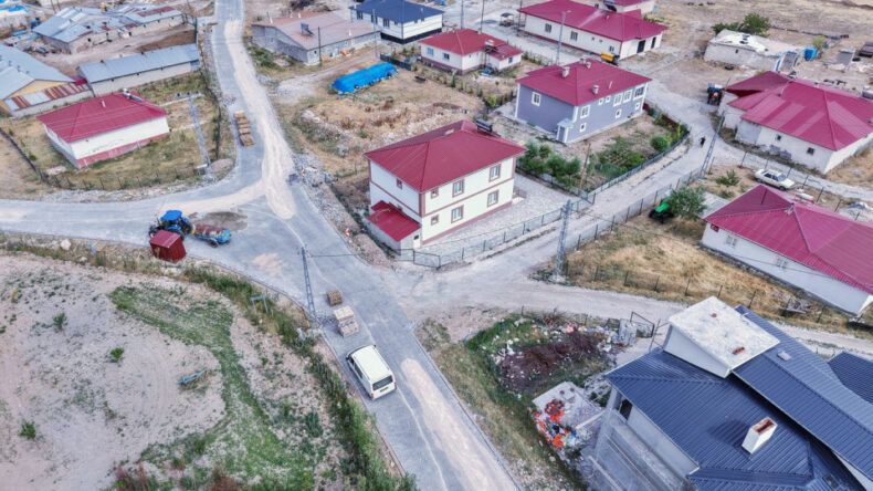 Elbistan Beyyurdu’nda 6 Bin Metrekarelik Yol Yenileme Çalışması
