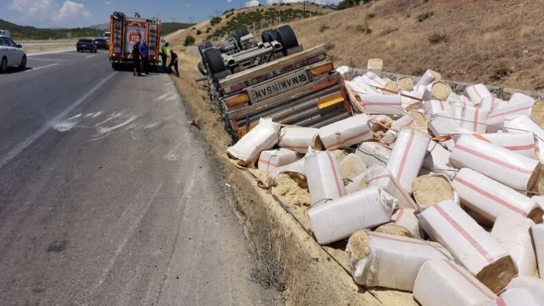 Kahramanmaraş’ta Saman Yüklü Tır Şarampole Devrildi: Sürücü Yaralandı