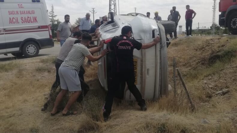 Elbistan’da Saman Yüklü Kamyona Çarpan Cip Takla Attı: 2 Yaralı