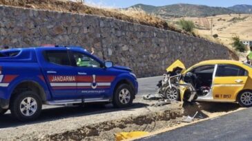 Kahramanmaraş’ta Jandarma Aracıyla Ticari Taksi Çarpıştı: 3 Yaralı