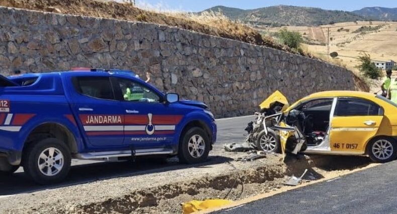 Kahramanmaraş’ta Jandarma Aracıyla Ticari Taksi Çarpıştı: 3 Yaralı