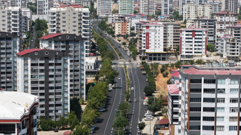 Genç Osman Caddesi Sıcak Asfaltla Yenilendi