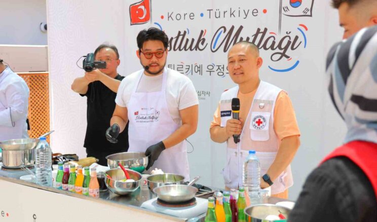Deprem bölgesinde dostluk yemeği