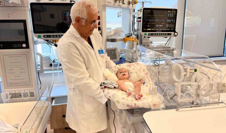 Bebeğe nefes aldıran ameliyat: Sol burun deliği olmayan bebek artık daha rahat nefes alacak