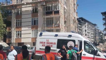 Kahramanmaraş’ta inşaattan atılan molozlar çocukların üzerine düştü: 3 yaralı