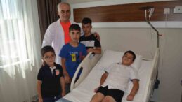 Kemik kısalığı olan Efe’nin önce sağ kolu uzatıldı şimdi ise sol kolu için tedavi görüyor