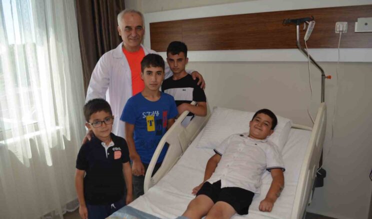 Kemik kısalığı olan Efe’nin önce sağ kolu uzatıldı şimdi ise sol kolu için tedavi görüyor