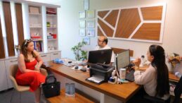 Hastaneye gitti, karnına yapışan kene ile karşılaştı