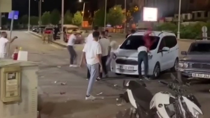 Kahramanmaraş’ta araca taşlı saldırı