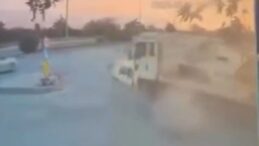 Freni boşalan tır, otomobili böyle sürükledi: O anlar kamerada