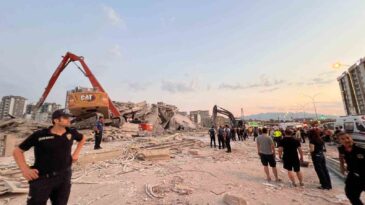Kahramanmaraş’ta bina yıkımı sırasında iş makinası operatörü göçük altında kaldı