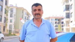 İki oğlunu kaybeden depremzede baba: “Devletimiz evlerimizi yaptı”