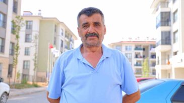 İki oğlunu kaybeden depremzede baba: “Devletimiz evlerimizi yaptı”