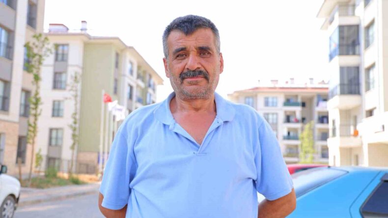 İki oğlunu kaybeden depremzede baba: “Devletimiz evlerimizi yaptı”