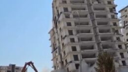 Kahramanmaraş’ta hasarlı bina böyle yıkıldı