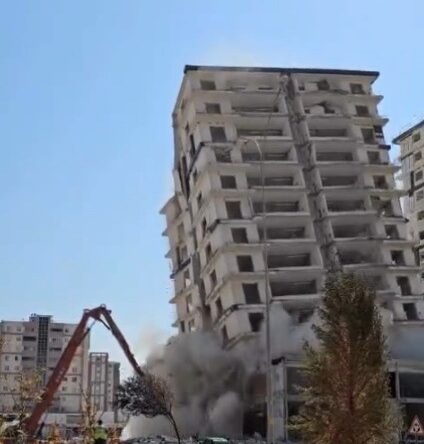 Kahramanmaraş’ta hasarlı bina böyle yıkıldı
