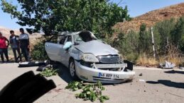 Kahramanmaraş’ta Ehliyetsiz Sürücü Ağaca Çarptı: 3 Yaralı Var