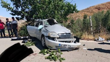 Kahramanmaraş’ta Ehliyetsiz Sürücü Ağaca Çarptı: 3 Yaralı Var