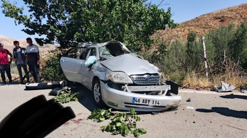 Kahramanmaraş’ta Ehliyetsiz Sürücü Ağaca Çarptı: 3 Yaralı Var
