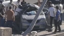 3 Araç ve 1 Motosiklet Çarpıştı: Sürücü Araçta Sıkıştı