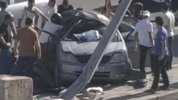3 Araç ve 1 Motosiklet Çarpıştı: Sürücü Araçta Sıkıştı
