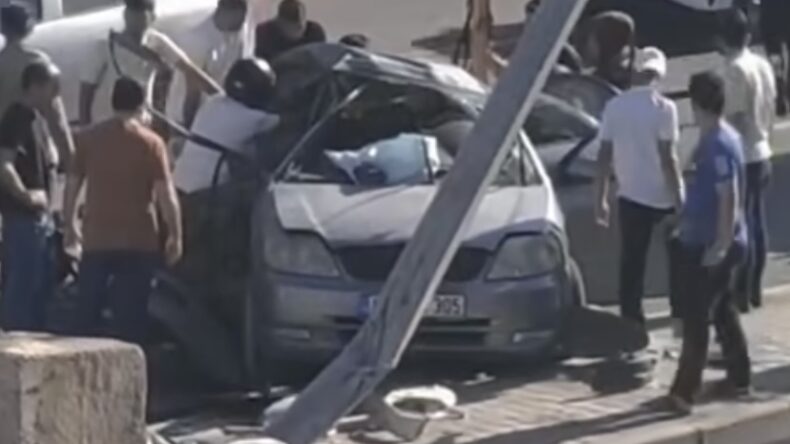 3 Araç ve 1 Motosiklet Çarpıştı: Sürücü Araçta Sıkıştı
