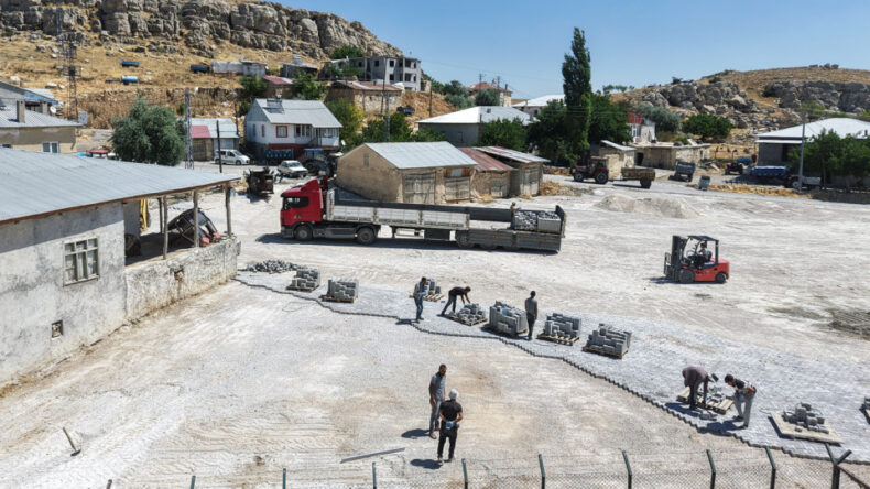 Elbistan Kırsal Mahallelerine Modern Kilit Parke Yolları