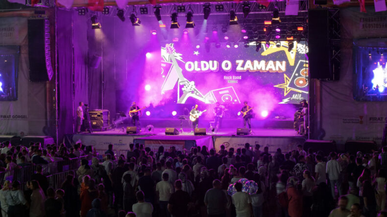 KAFUM’da Rock Rüzgarı: “Oldu O Zaman” Kahramanmaraş’ta Sahne Aldı