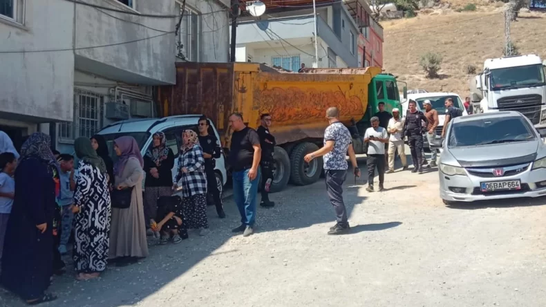 Kum Yüklü Kamyon Eve Çarptı: Facia Kıl Payı Atlatıldı