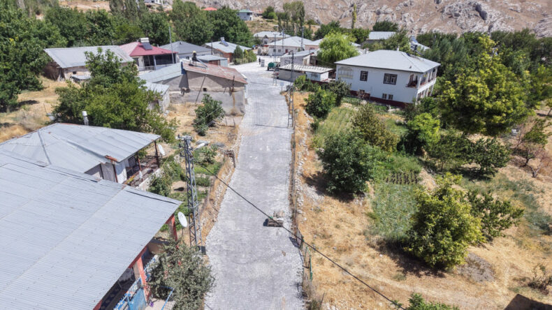 Sarıyatak’ta Asfalt ve Kilit Parke Çalışmaları Hızla Sürüyor