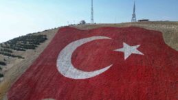 Dünyanın en büyük Türk bayrağı Ahır Dağı’na yapıldı, savaş uçakları selamladı