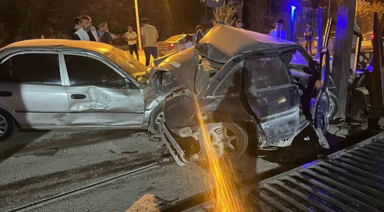 Kontrolden çıkan otomobil park halindeki araca çarptı… O anlar kamerada