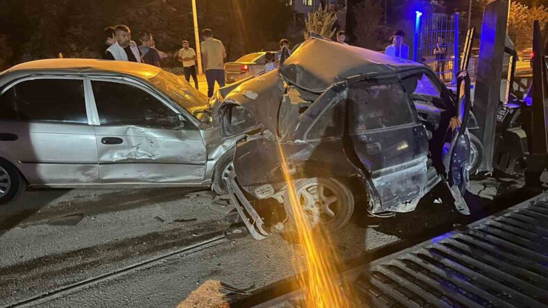 Kontrolden çıkan otomobil park halindeki araca çarptı… O anlar kamerada