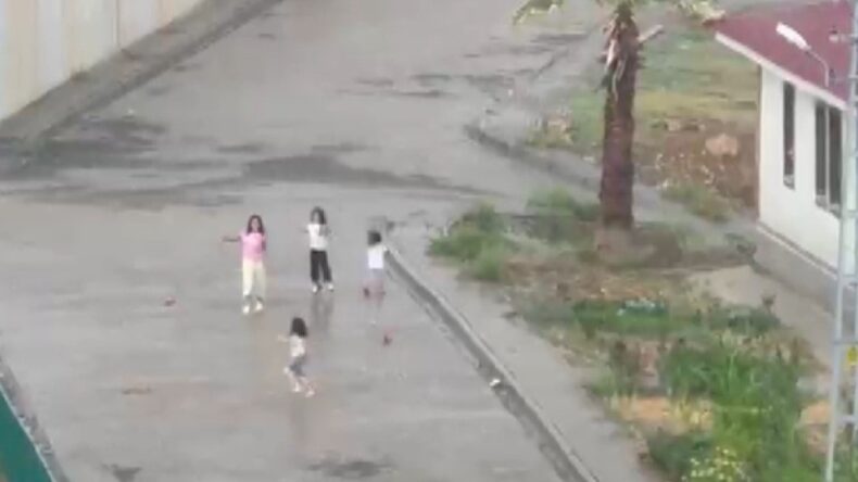 Yağmurun yağmasına en çok çocuklar sevindi