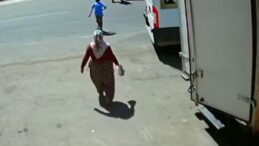 İş makinesinin kardeşlere çarptığı kaza anı güvenlik kamerasında