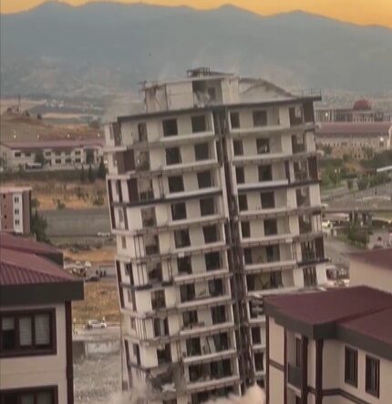 Hasarlı bina yıkıldı
