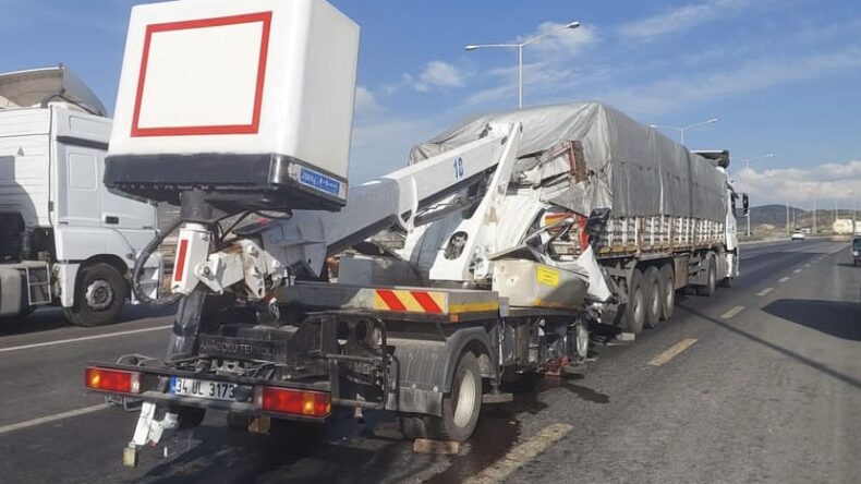 Kahramanmaraş’ta Otomobil Tıra Çarptı, Sürücü Hayatını Kaybetti