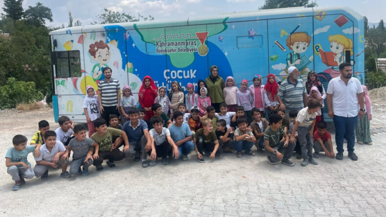 Mobil Çocuk Kütüphanesi ile Yaz Tatili Renkli ve Eğlenceli Geçti