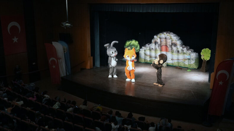 Minikler “Akıllı Tavşan Momo” Müzikali ile Doğa Sevgisi Kazandı