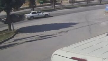 3 aracın karıştığı kaza güvenlik kamerasında