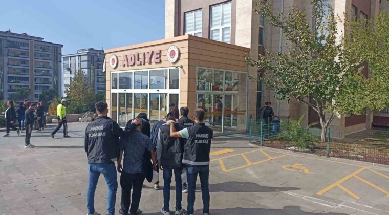 Kahramanmaraş’ta aranan 2 hükümlü yakalanıp cezaevine gönderildi