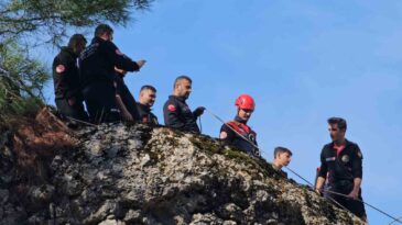 Sarp kayalıklarda mahsur kalan keçi kurtarıldı