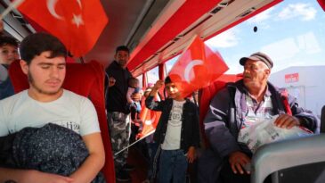 Suriyelilerin ülkelerine geri dönüşü sürüyor