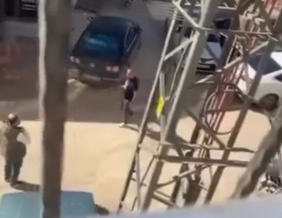 Elindeki tüfekle, “Kim hırsız” diye bağırıp havaya ateş açtı